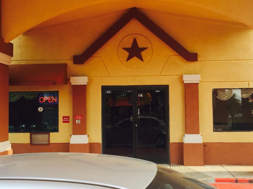 Scottish Inn & Suites Hobby Airport Хьюстон Экстерьер фото