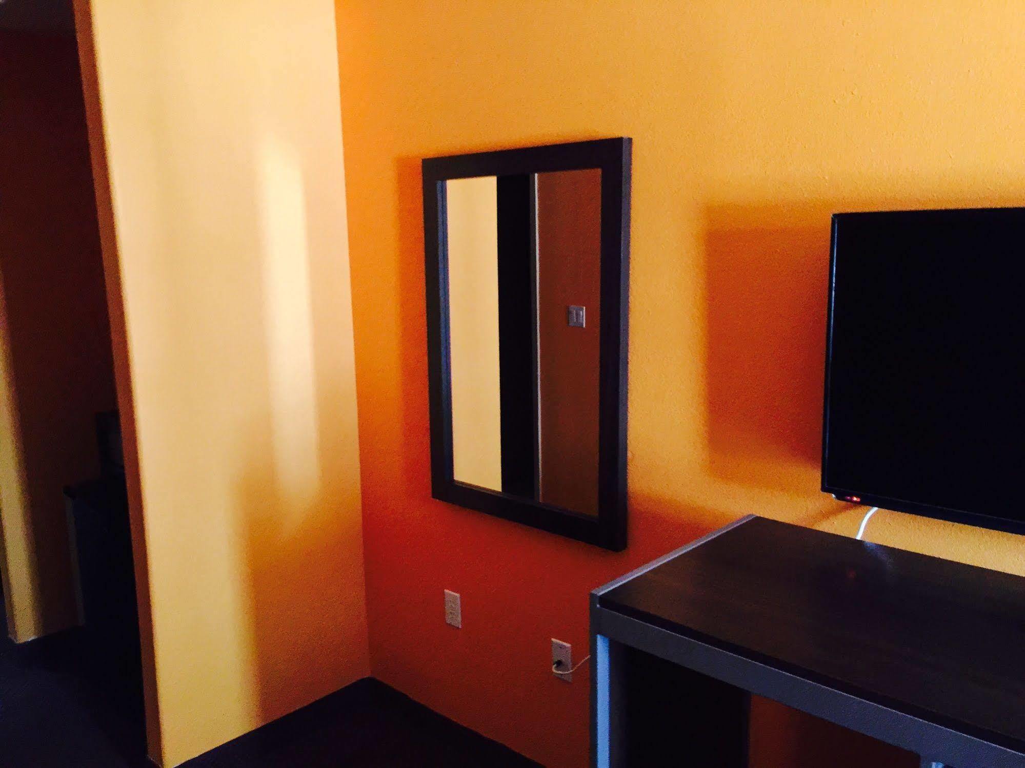 Scottish Inn & Suites Hobby Airport Хьюстон Экстерьер фото