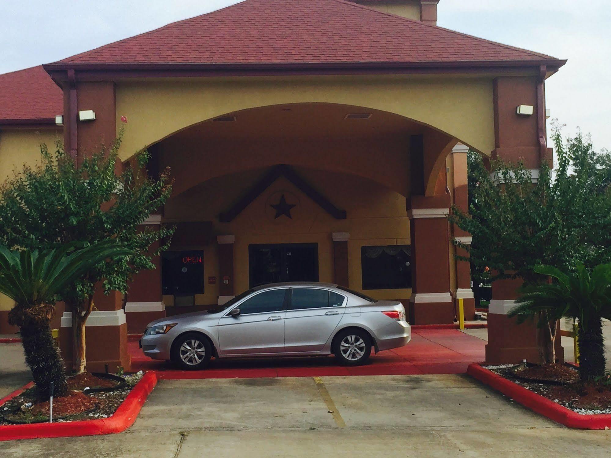 Scottish Inn & Suites Hobby Airport Хьюстон Экстерьер фото